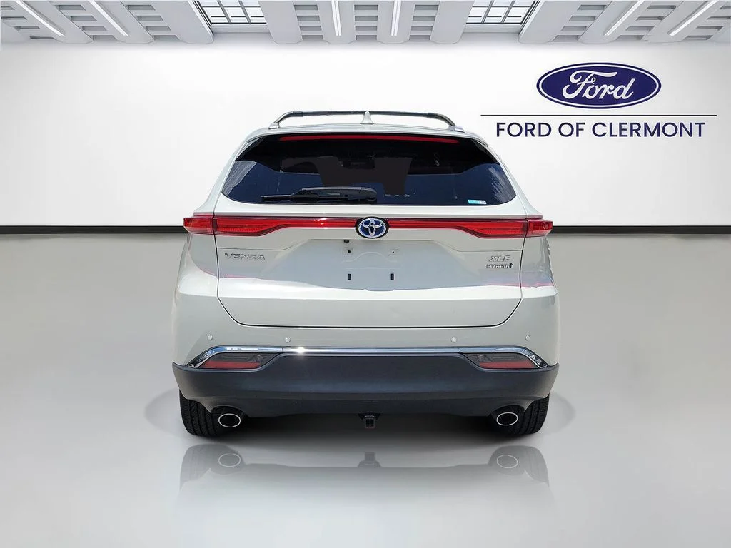 Used 2021 White Toyota XLE image 5