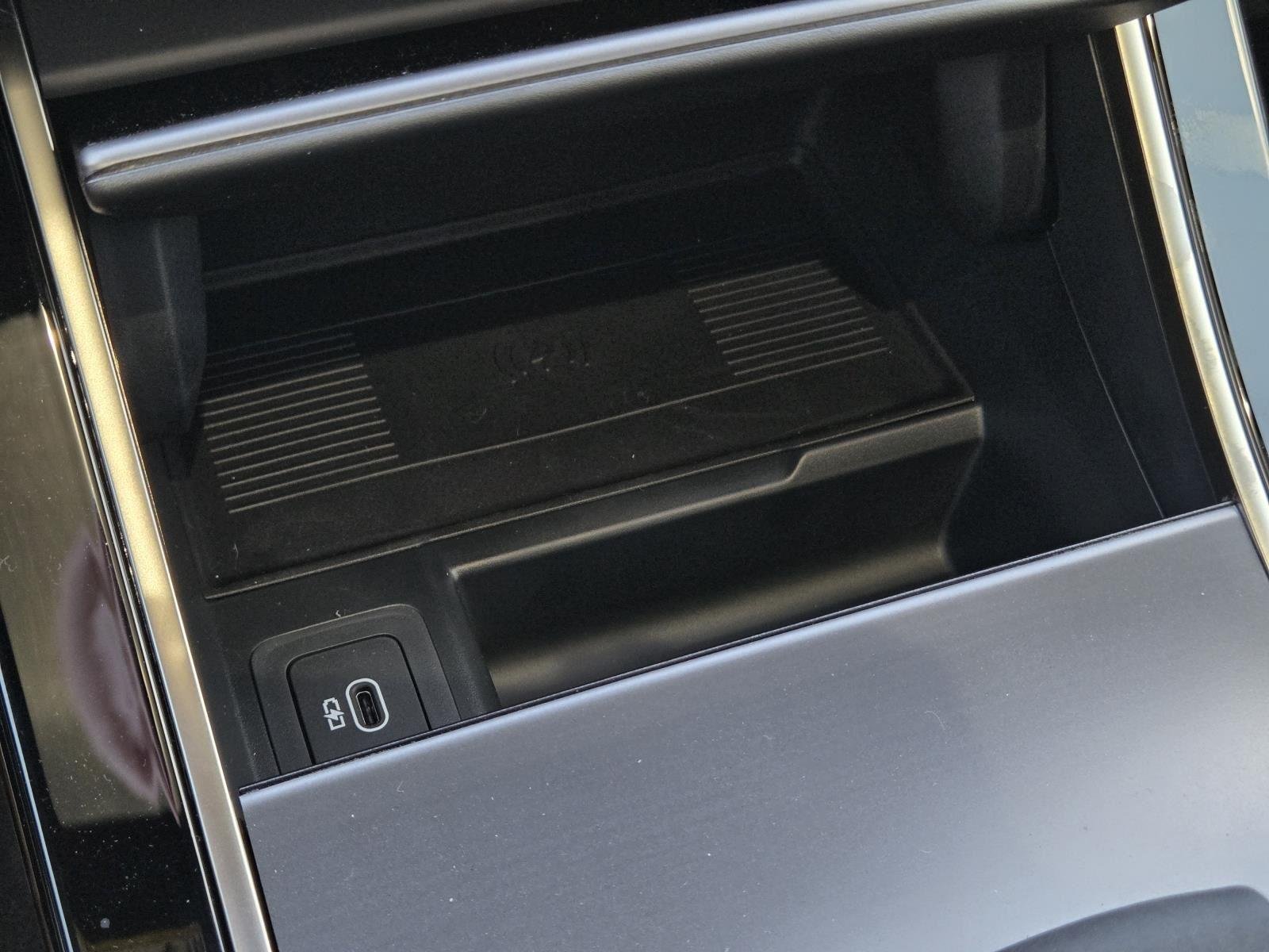 New 2025 Santorini Black Land Rover Dynamic SE image 24