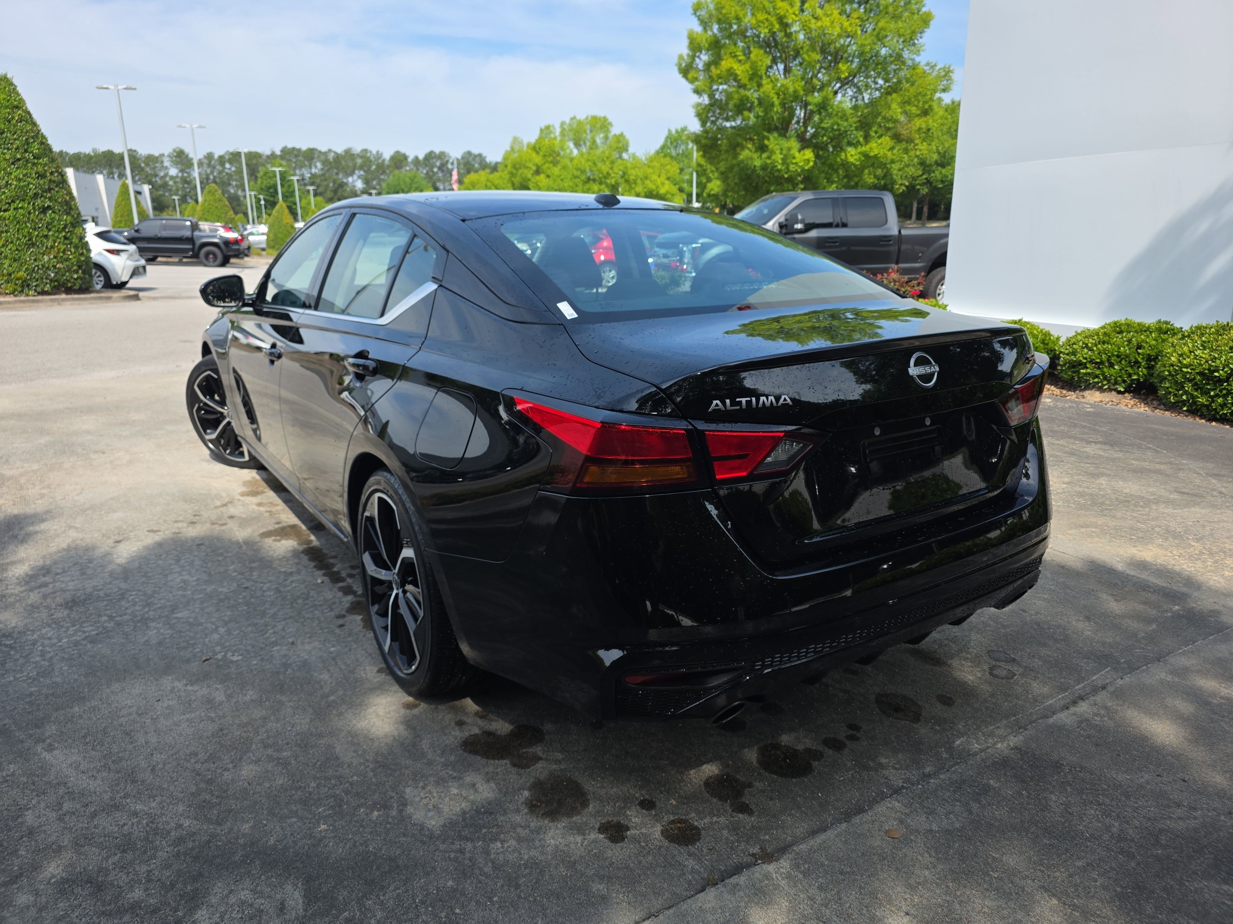 Used 2025 Super Black Nissan SR image 5