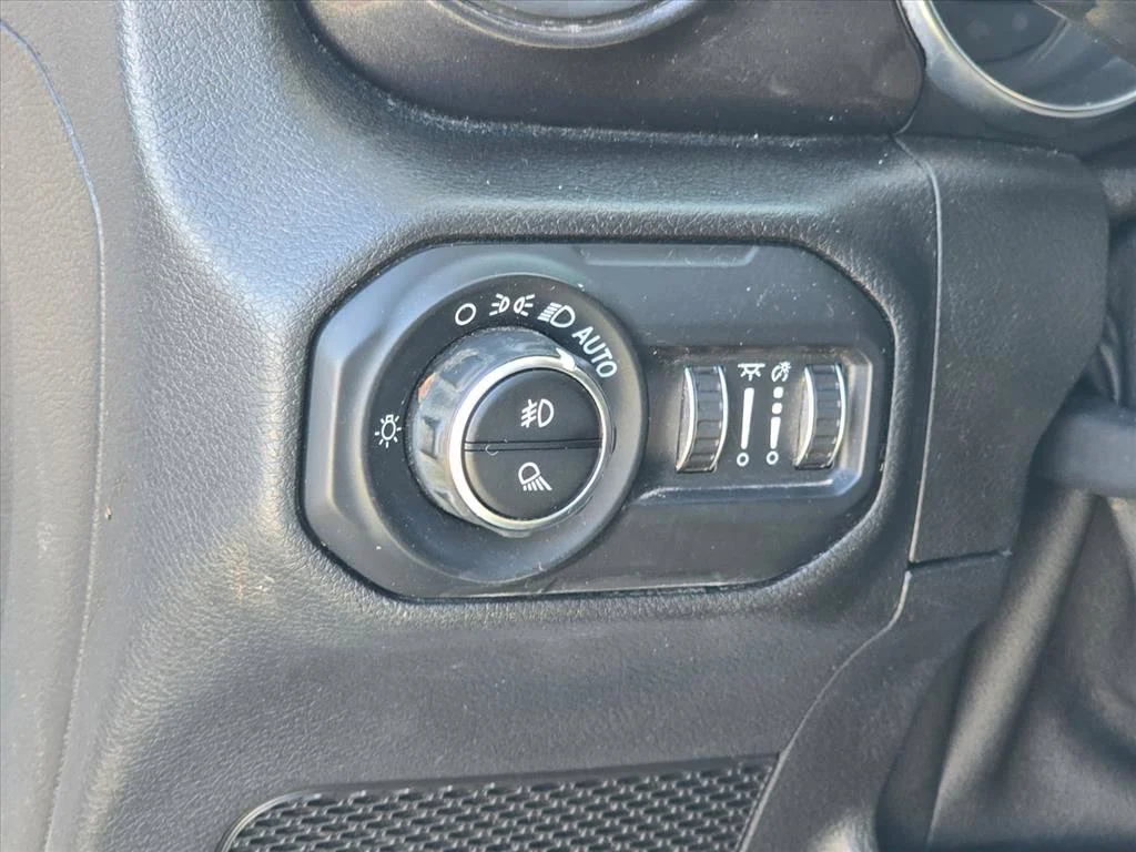 Used 2020 White Jeep Altitude image 7