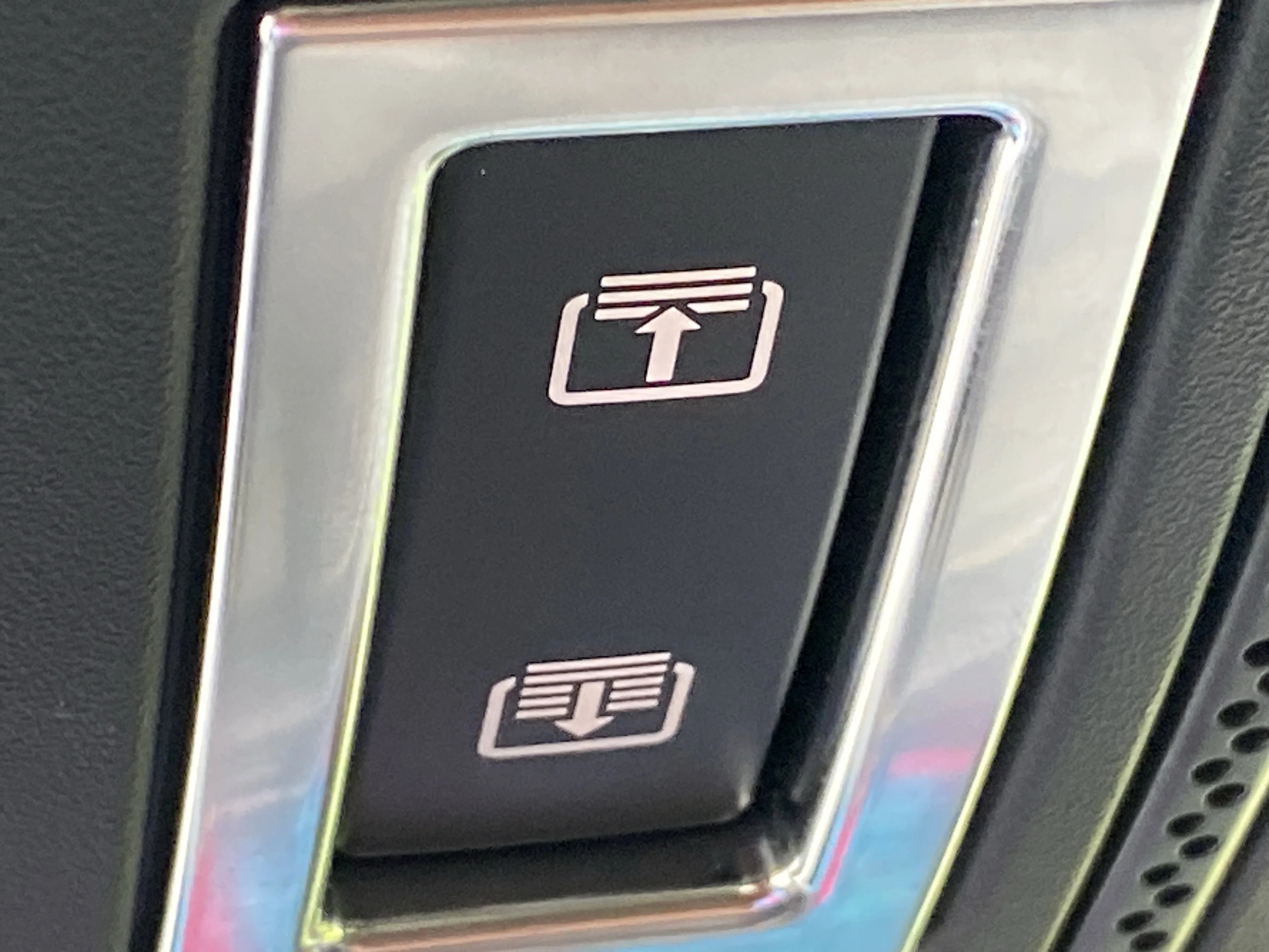 Used 2023 Black Land Rover X-Dynamic SE image 35