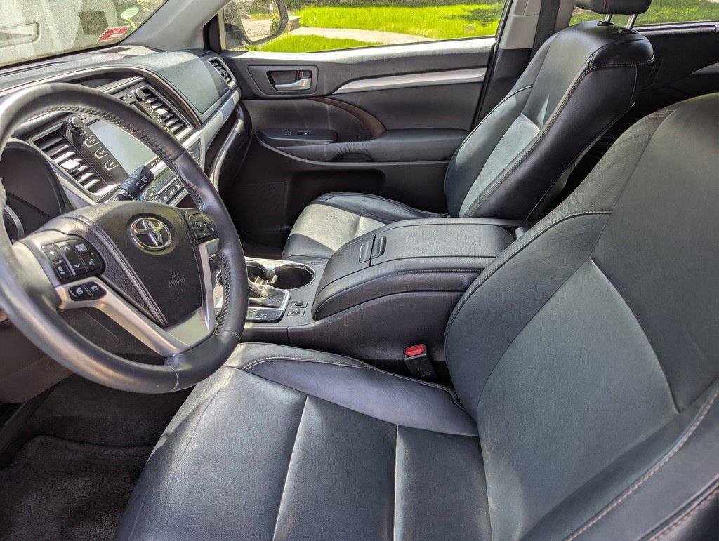 Used 2014 Black Toyota XLE V6 image 5