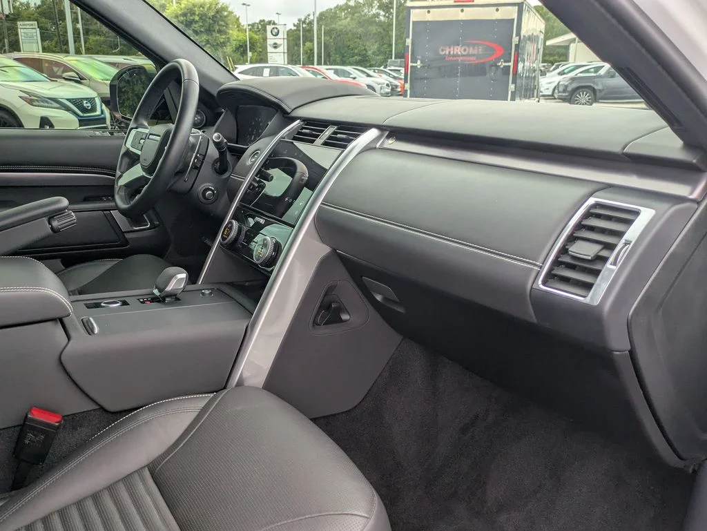 Used 2025 White Land Rover Metropolitan Edition image 26