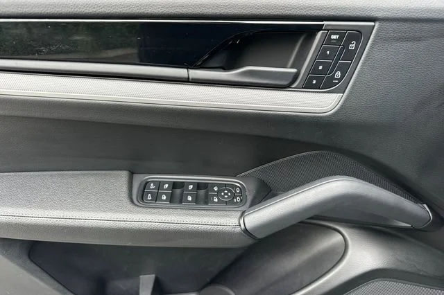 Used 2024  Porsche Base image 10