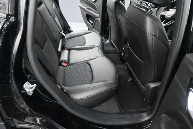 New 2026 Diamond Black Crystal Pearl-Coat Exterior Paint Jeep Latitude image 23