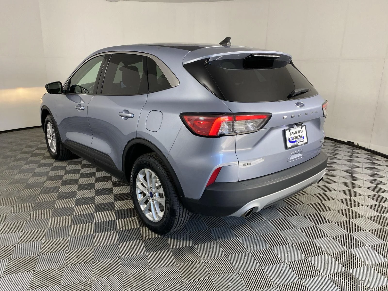 Used 2022 Iced Blue Silver Ford SE image 5