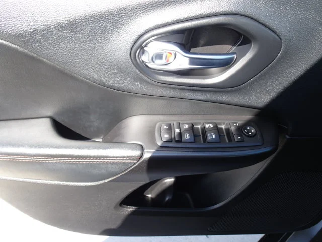 Used 2020 Billet Silver Metallic Jeep Trailhawk image 8