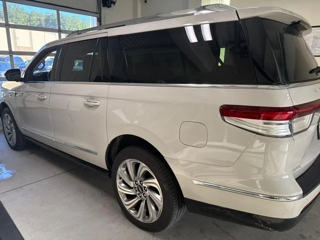 Used 2024 White Lincoln Reserve image 2