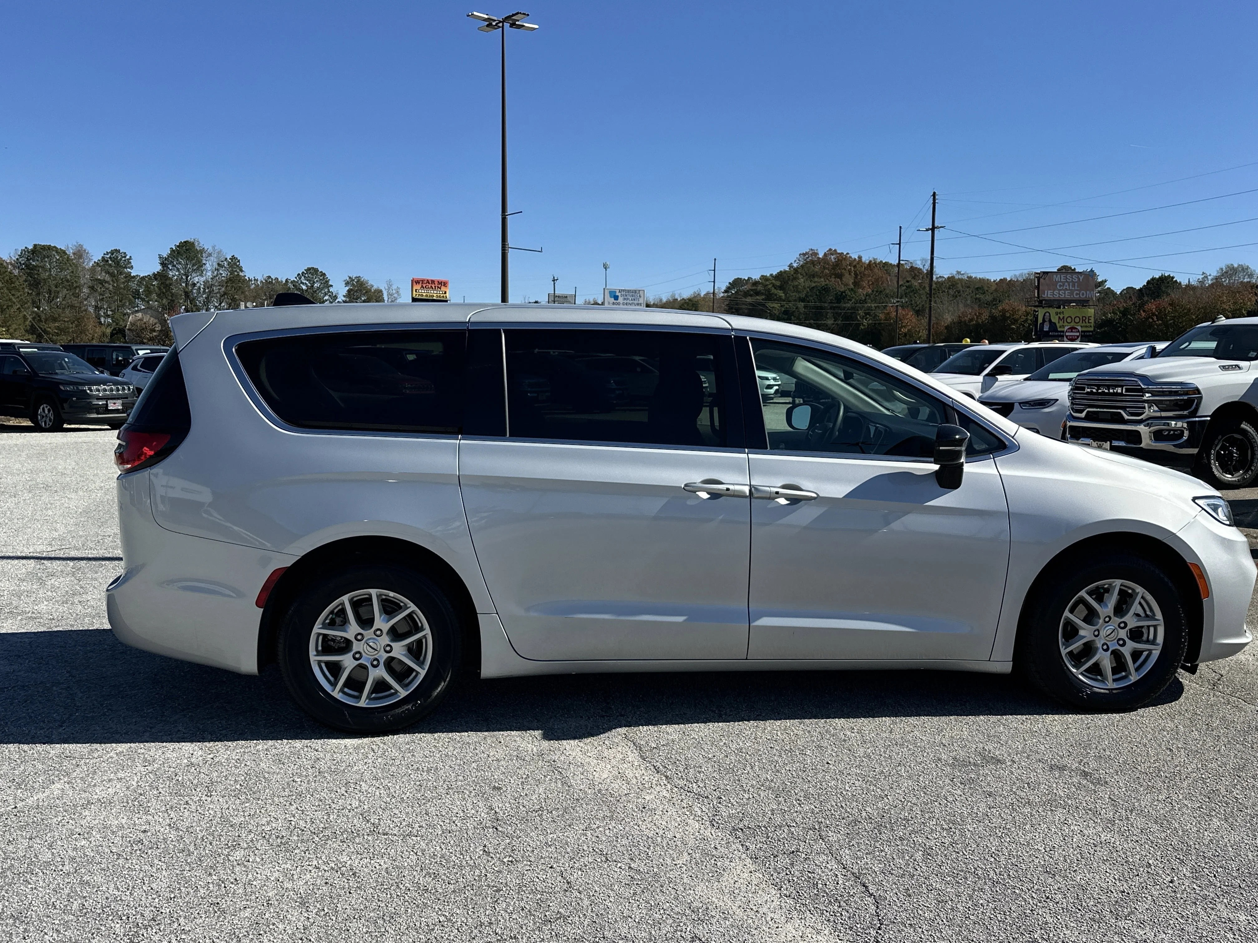 2024 Chrysler Pacifica Touring L - Photo 9