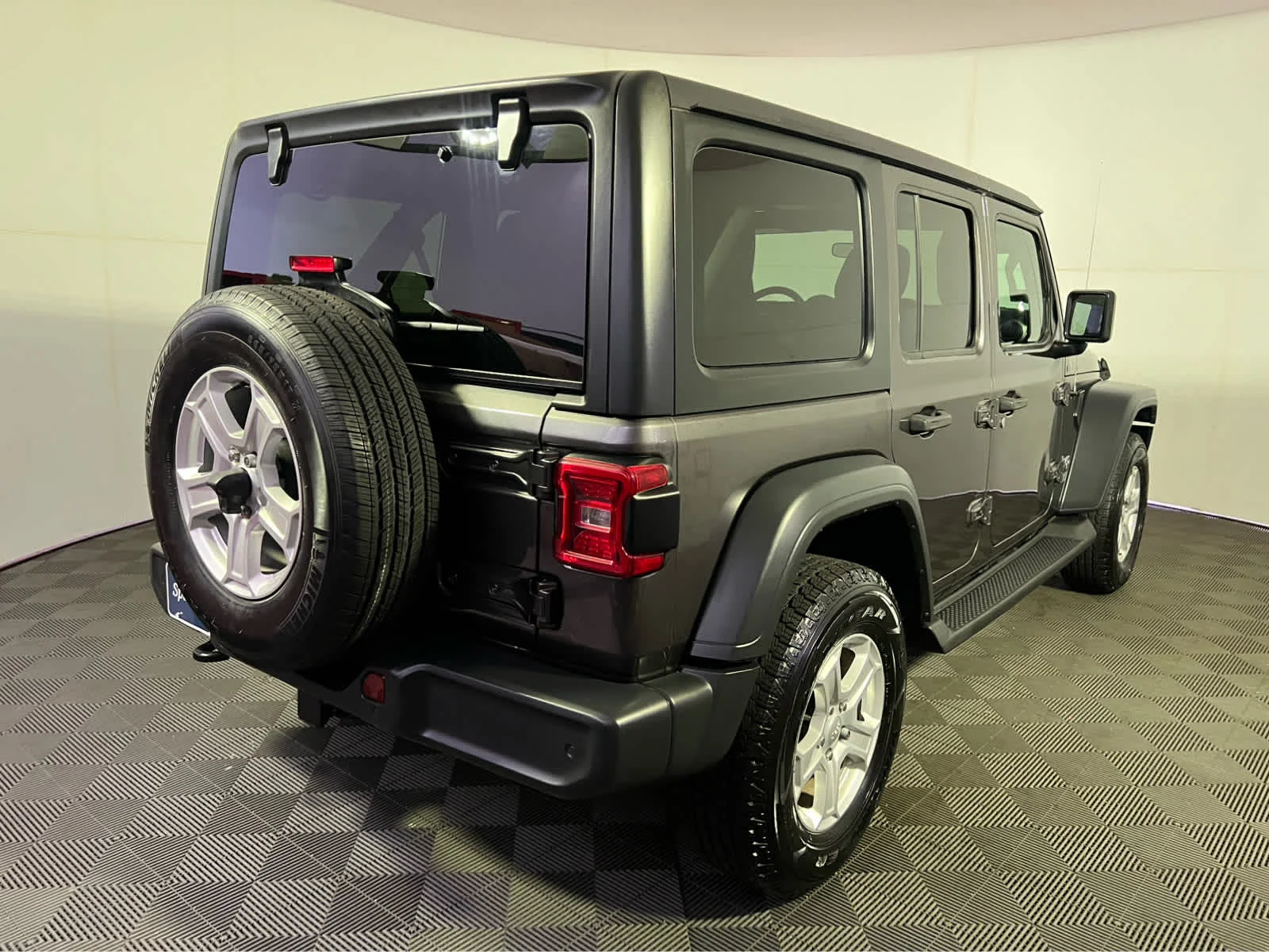 Used 2019 Granite Crystal Metallic Clearcoat Jeep Sport S image 7