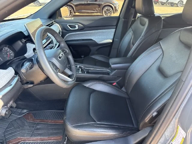 Used 2023 Gray Jeep Latitude Lux image 9