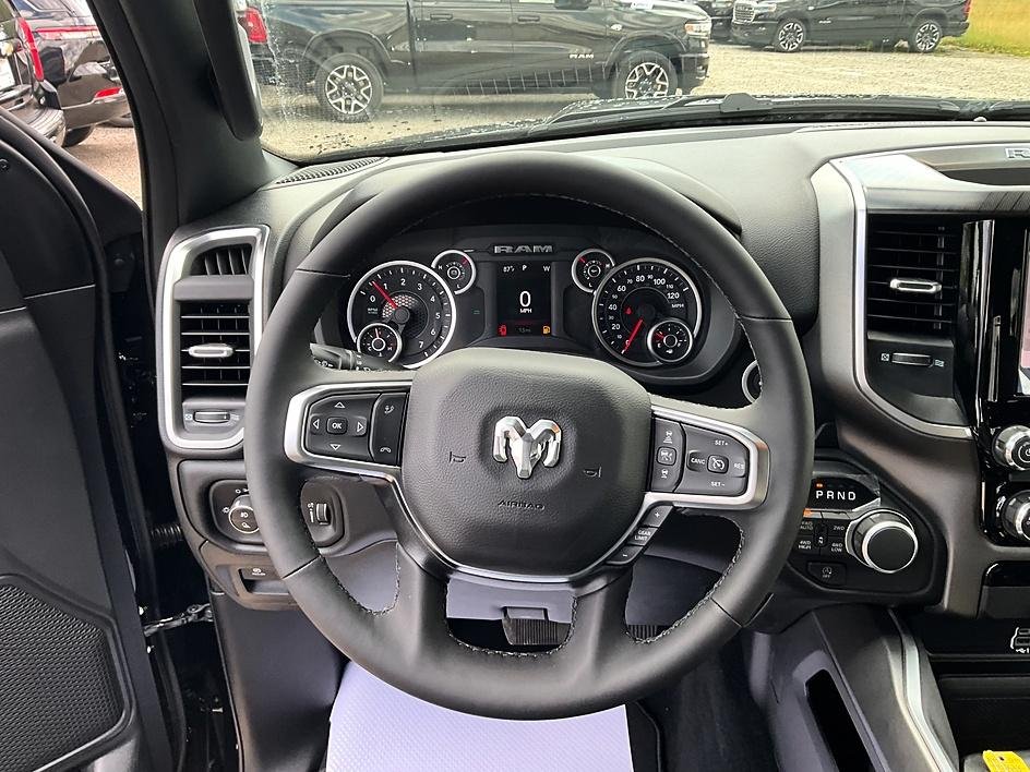 New 2026 Diamond Black Crystal Pearl-Coat Exterior Paint RAM Big Horn/Lone Star image 33