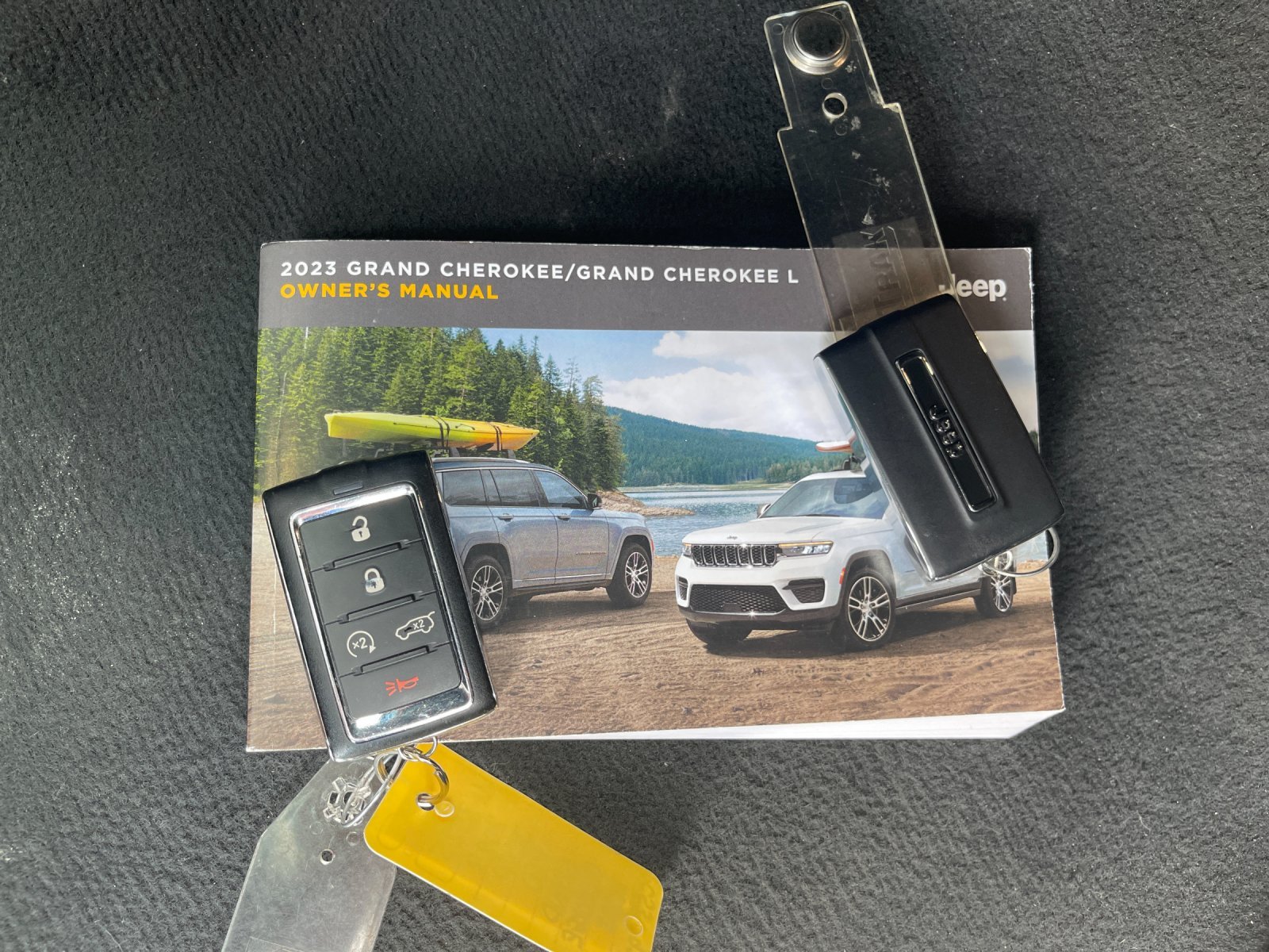 Used 2023  Jeep Limited image 9