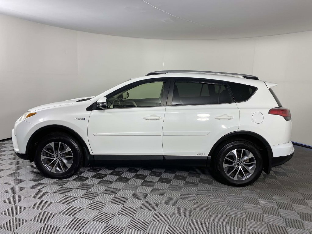 Used 2016 White Toyota XLE image 5