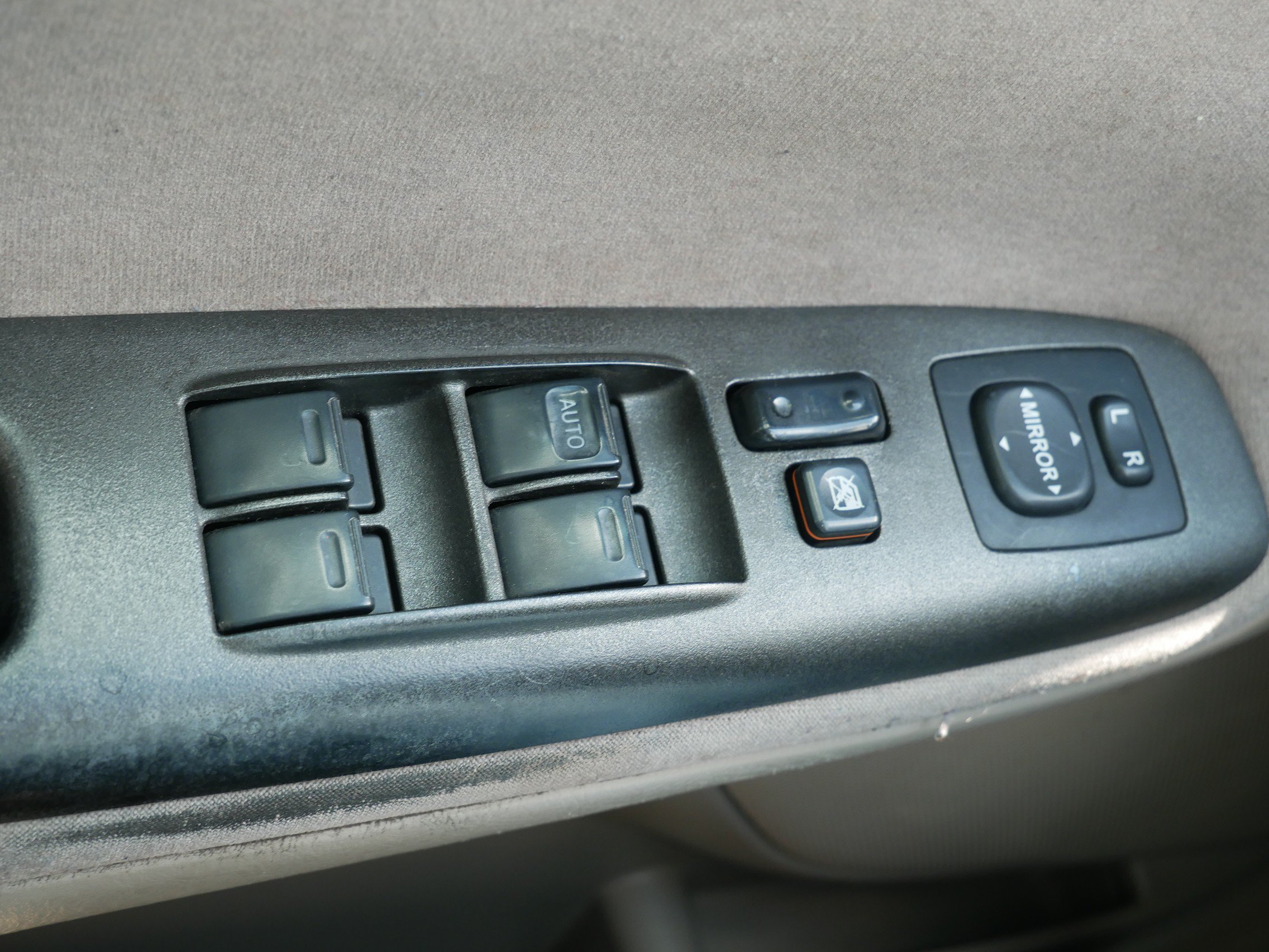 Used 2005 Gray Toyota LE image 18