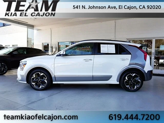 Certified Used 2023 White Kia Wave image 6