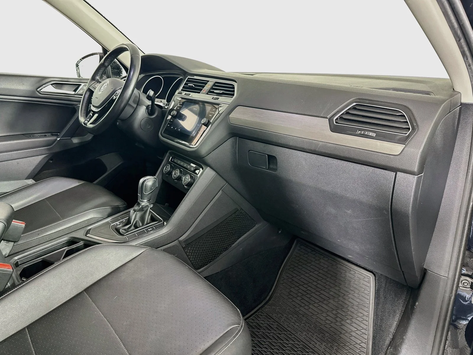 Used 2018 Deep Black Pearl Metallic Volkswagen 2.0T SE image 30
