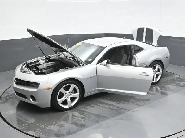 Used 2011 Silver Chevrolet 1LS image 28