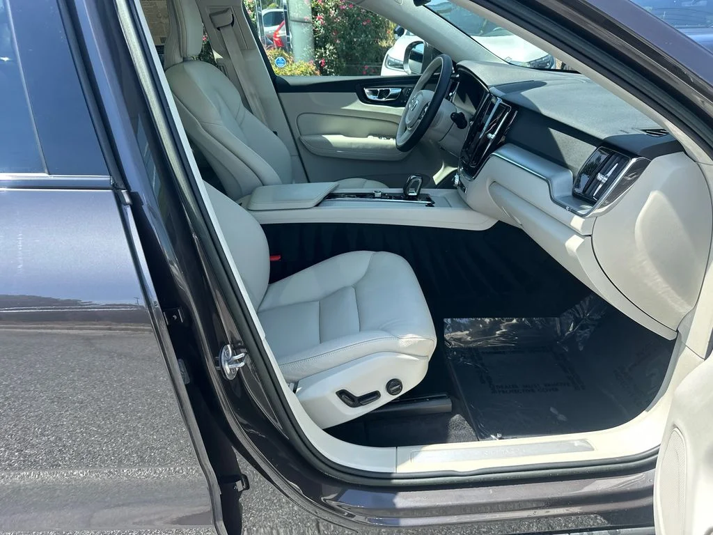Used 2023  Volvo T8 Core Bright Theme image 11