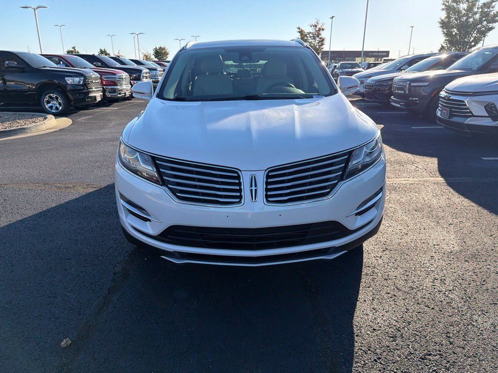 Used 2017 White Lincoln Reserve image 2