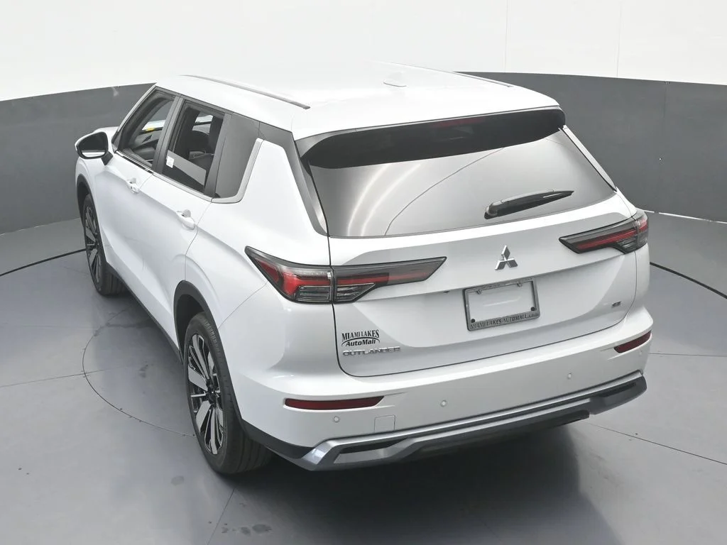 New 2026 Diamond White Mitsubishi SE image 58