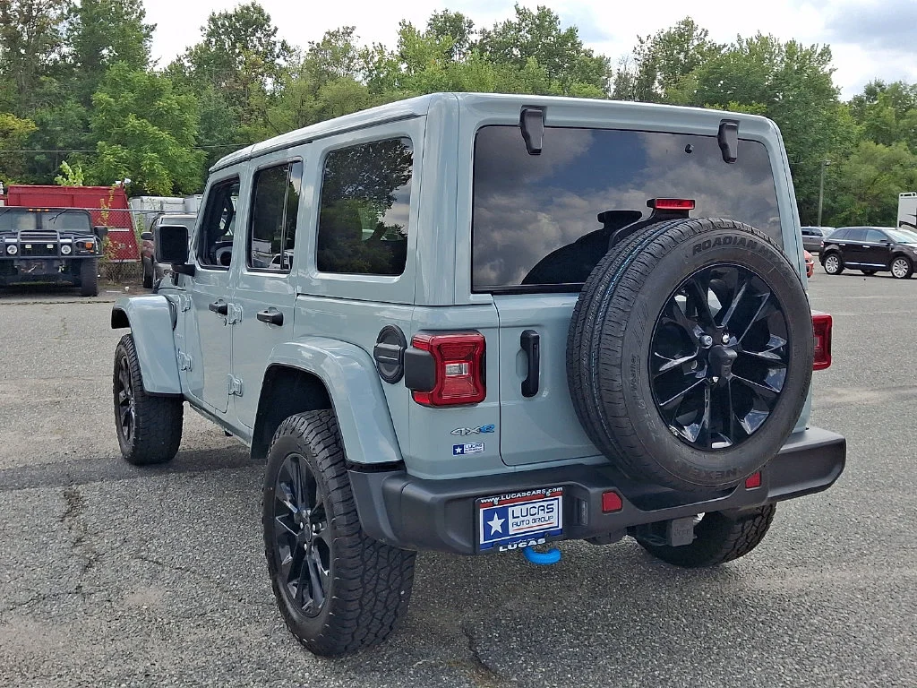 Used 2024  Jeep Sahara 4xe image 9