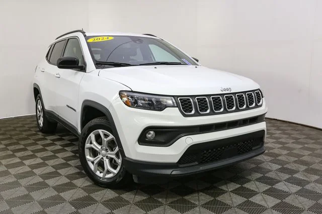 Used 2024 White Jeep Latitude image 3