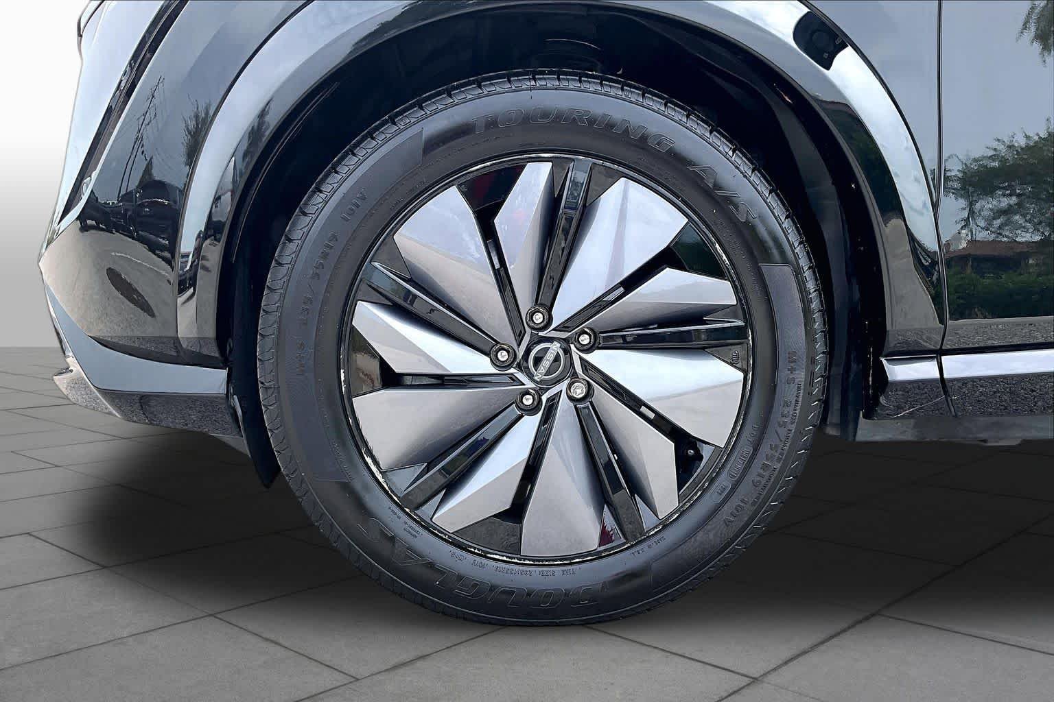 Used 2023 Black Diamond Pearl Nissan ENGAGE image 10