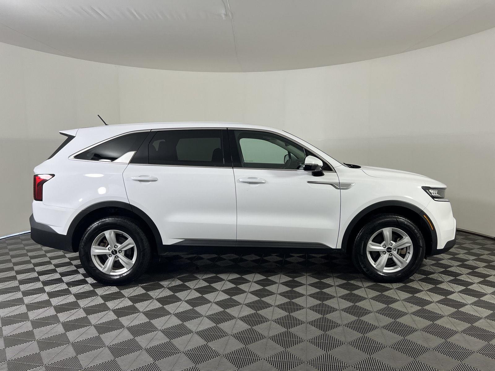 Used 2023 Glacial White Pearl Kia LX image 24