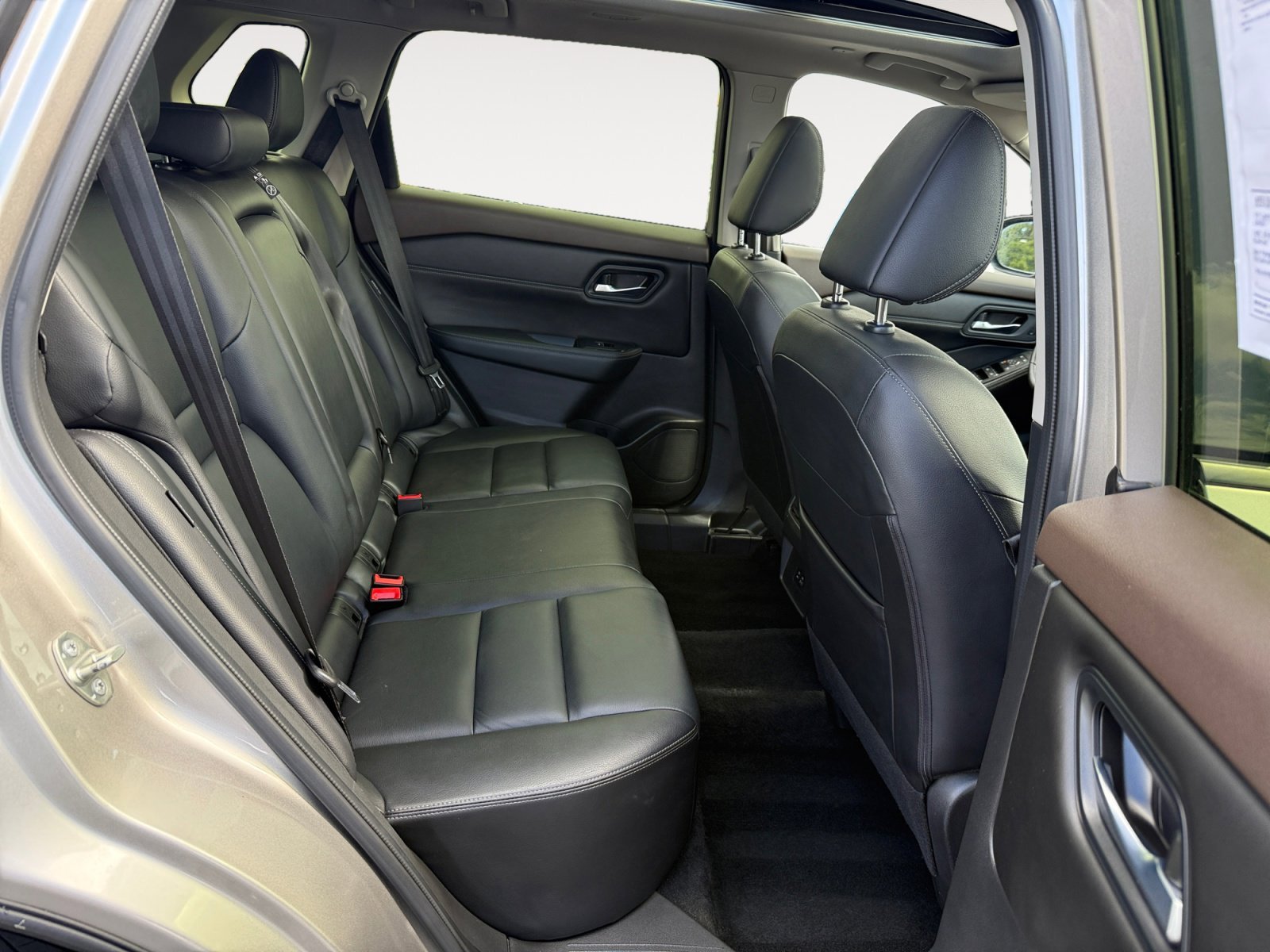 Used 2023 Champagne Silver Nissan SL image 18