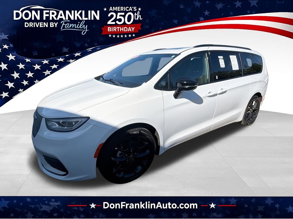 Used 2025 White Chrysler Limited image 1