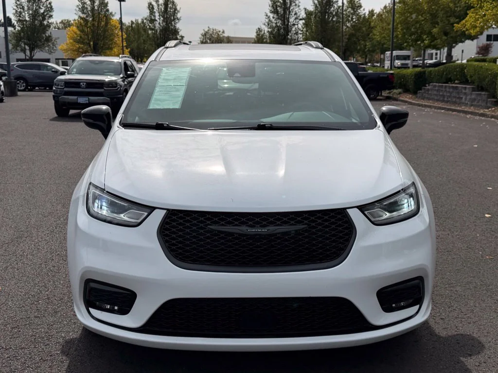 Used 2025 Bright White Clearcoat Chrysler Limited image 3