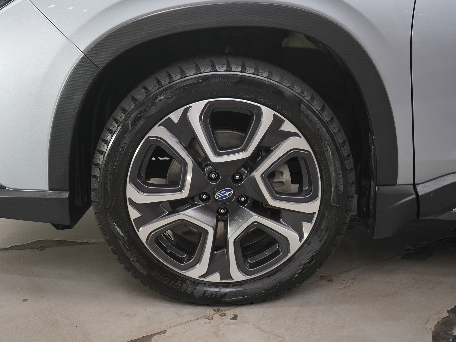 Used 2023 Ice Silver Metallic Subaru Limited image 26