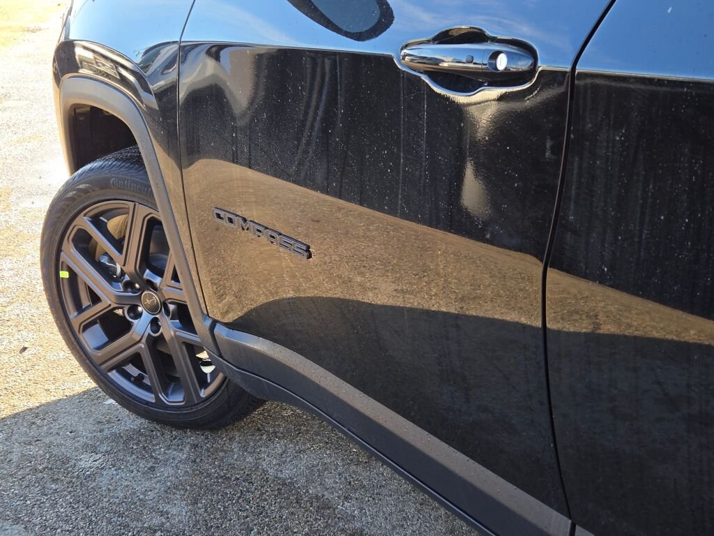 New 2026 Diamond Black Crystal Pearl-Coat Exterior Paint Jeep Latitude image 18