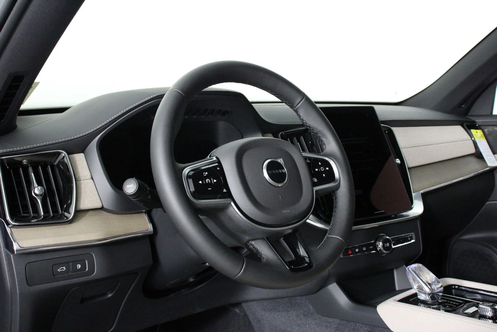 2026 Volvo XC90 Plus - Photo 8