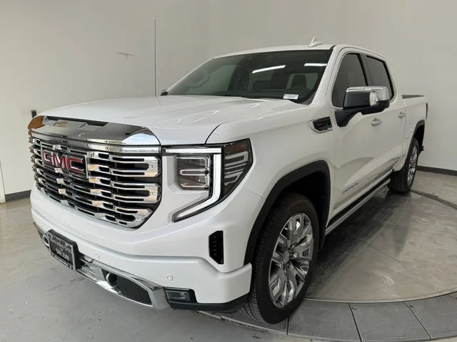 Used 2025 White Frost Tricoat GMC Denali image 30