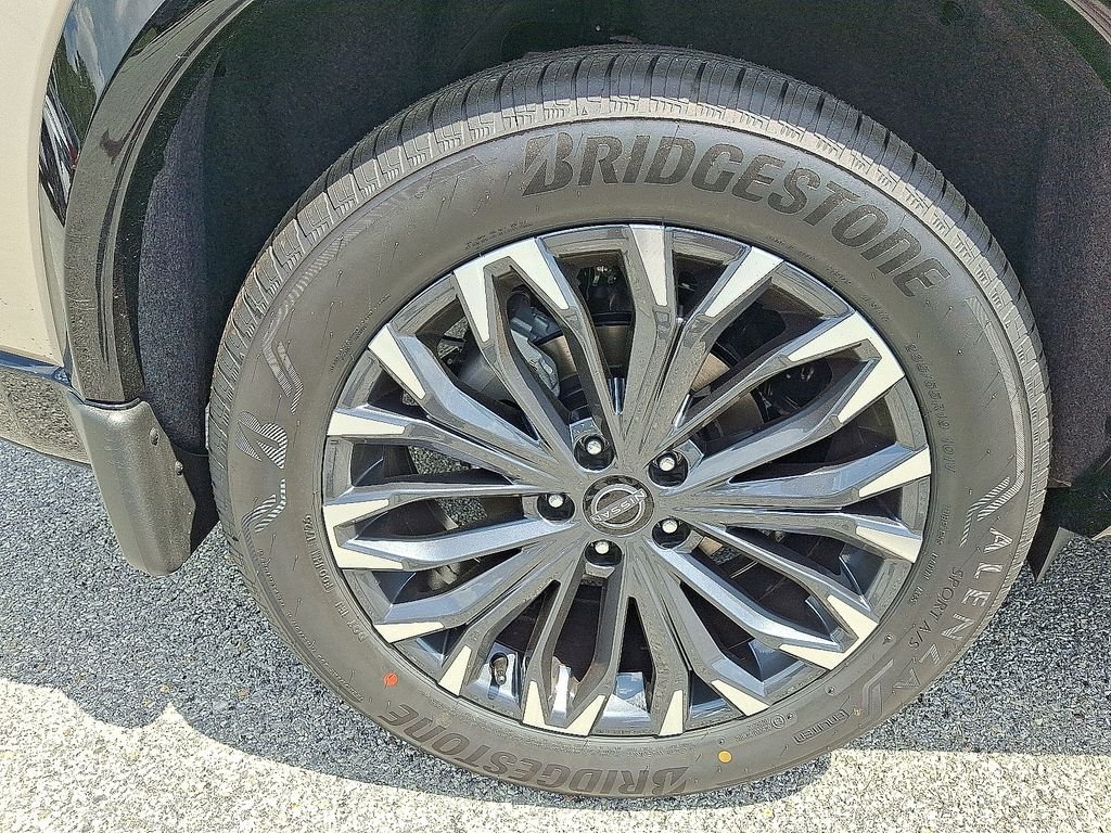 New 2026 Champagne Silver Metallic / Super Black Two-tone Nissan Platinum image 5