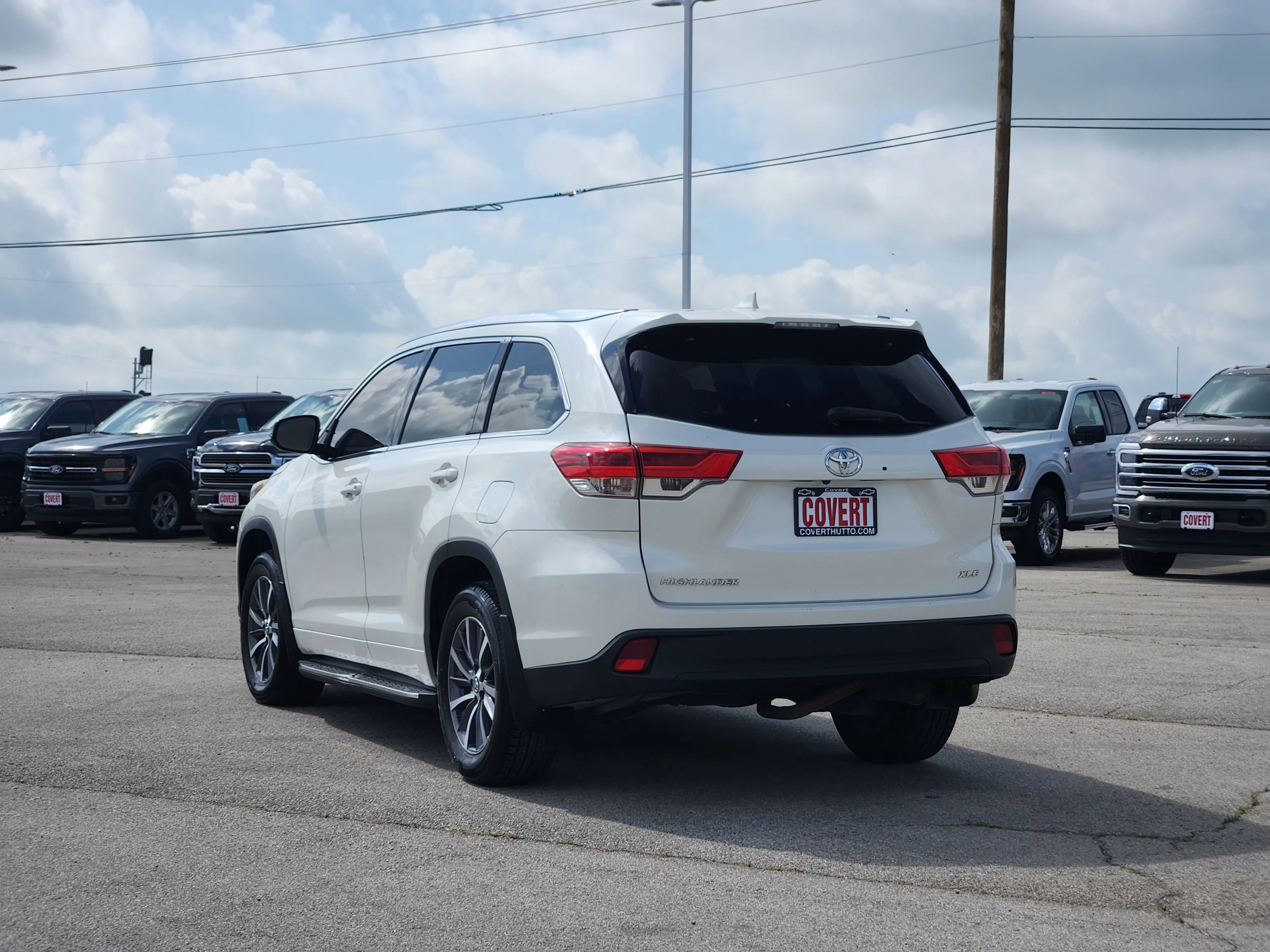 Used 2017 White Toyota XLE image 5