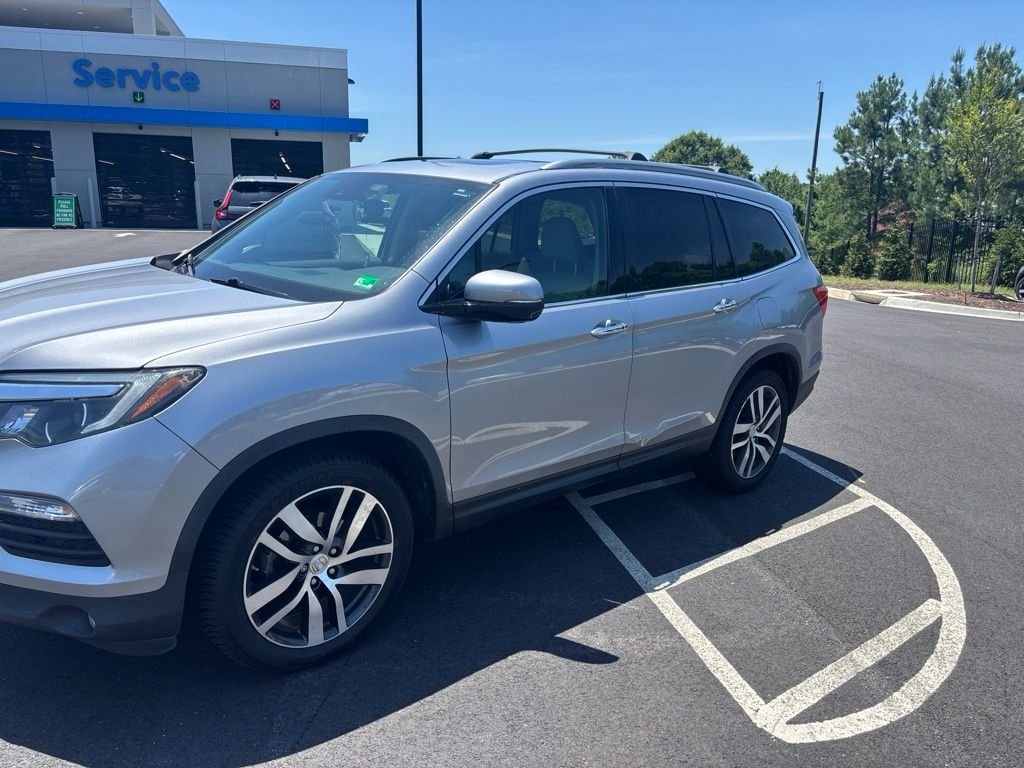 Used 2017 Lunar Silver Metallic Honda Touring image 2