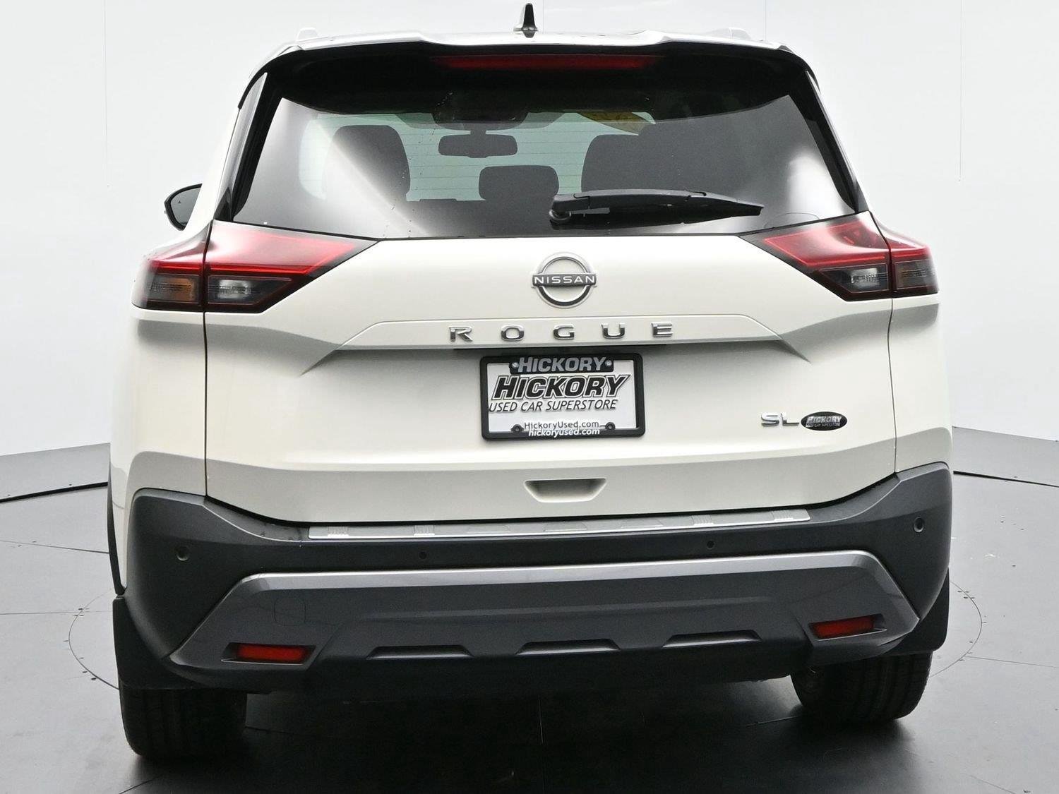 Used 2023 Pearl White Tricoat/Super Black Nissan SL image 6