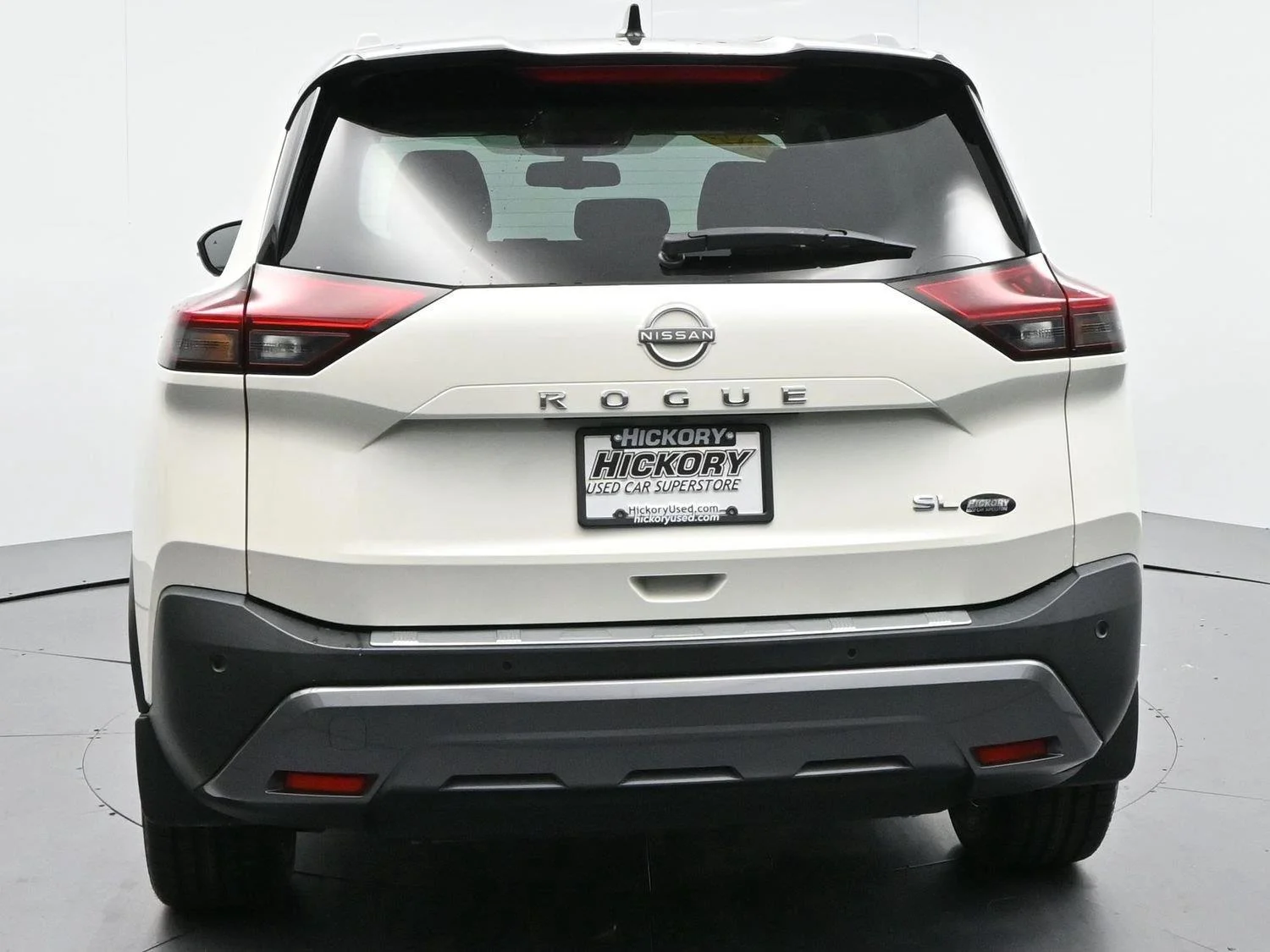 Used 2023 Pearl White Tricoat/Super Black Nissan SL image 6