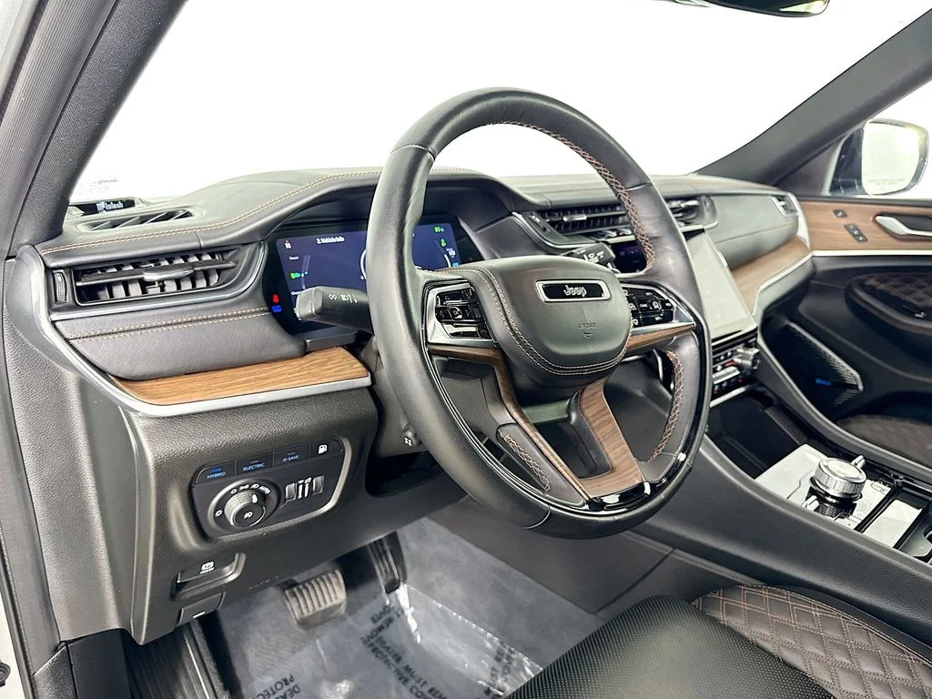 Used 2023 Silver Jeep Summit 4xe image 9