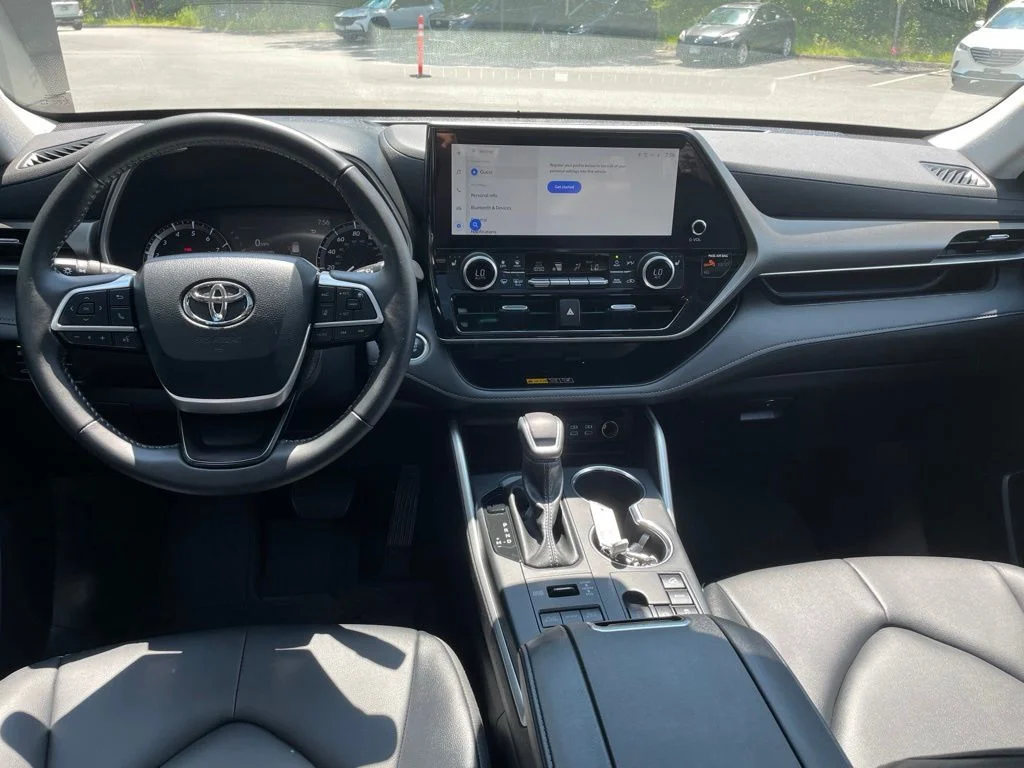 Used 2025 Silver Toyota XLE image 9