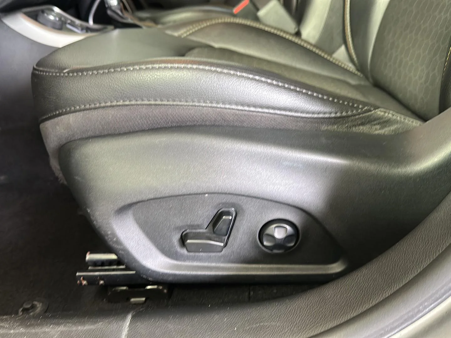 Used 2021 Billet Silver Metallic Clearcoat Jeep Latitude image 9