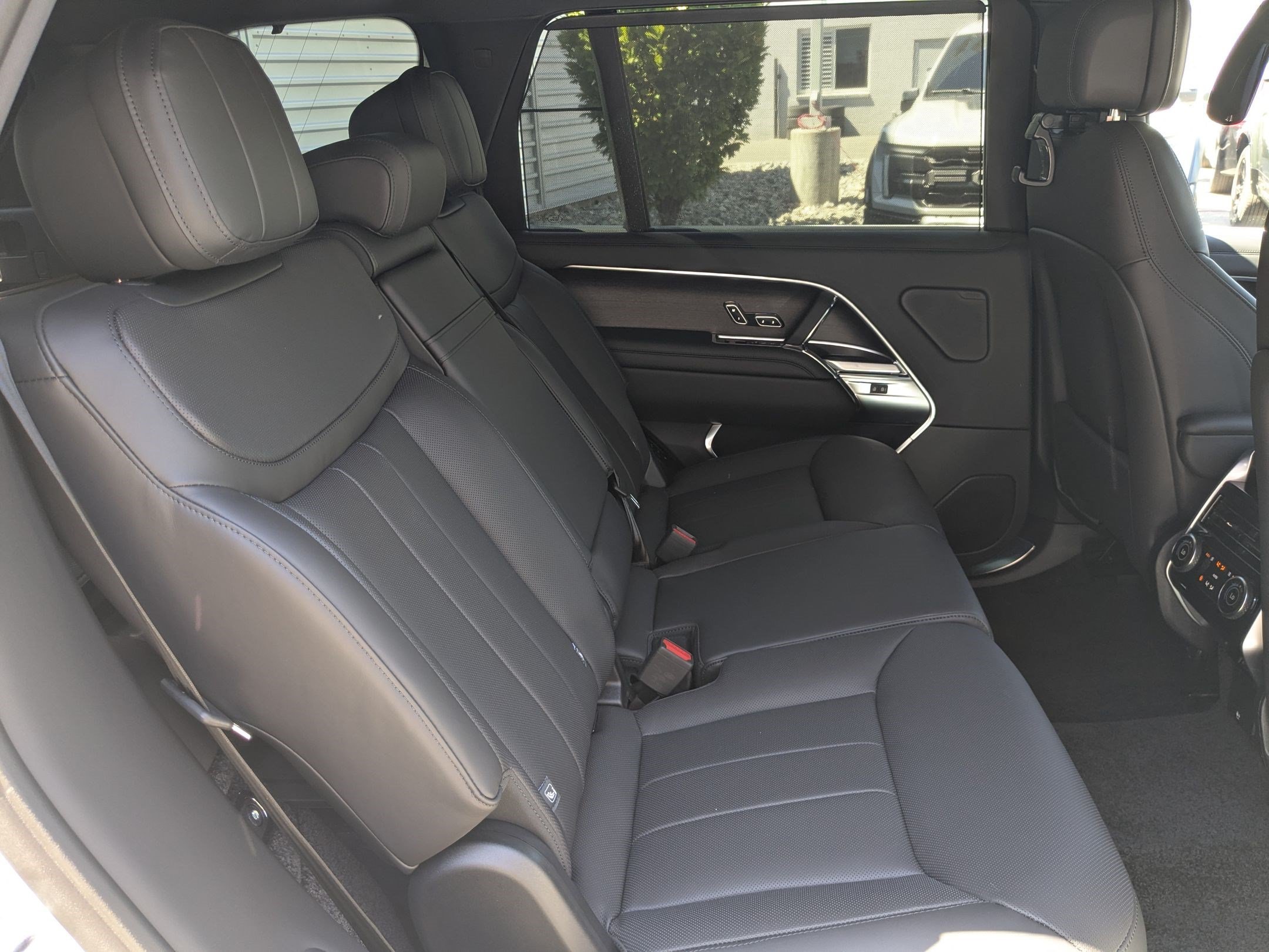 New 2026 Fuji White Land Rover P400 SE LWB 7 Seat image 31