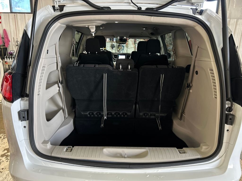 Used 2023 White Chrysler LX image 27
