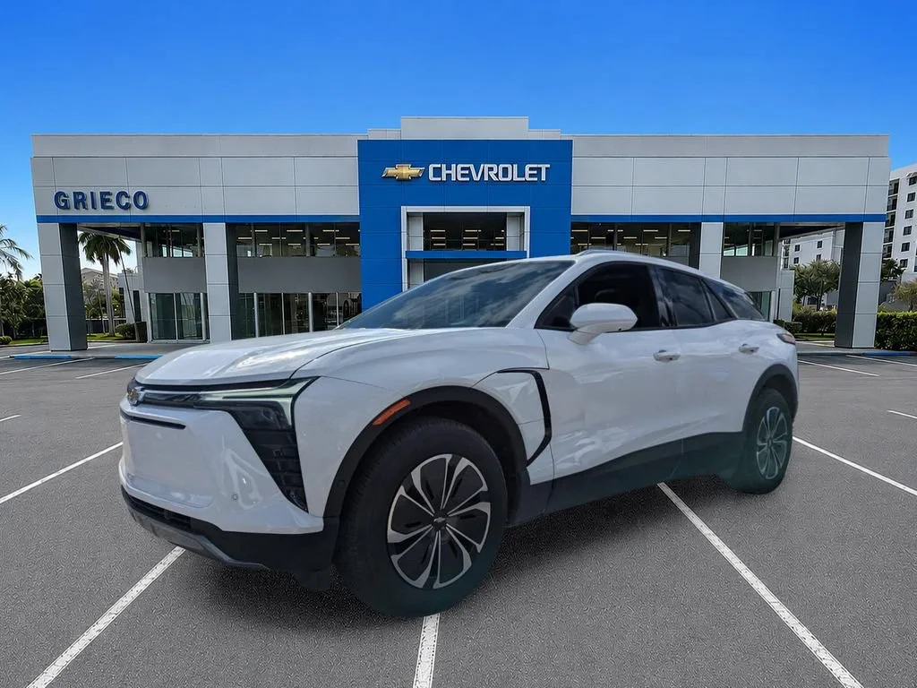New 2025 Summit White Chevrolet LT image 4