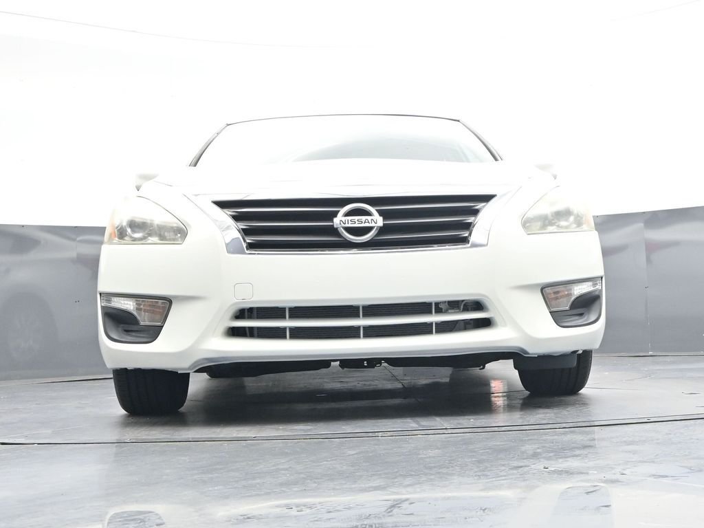 Used 2014 White Nissan 2.5 S image 32