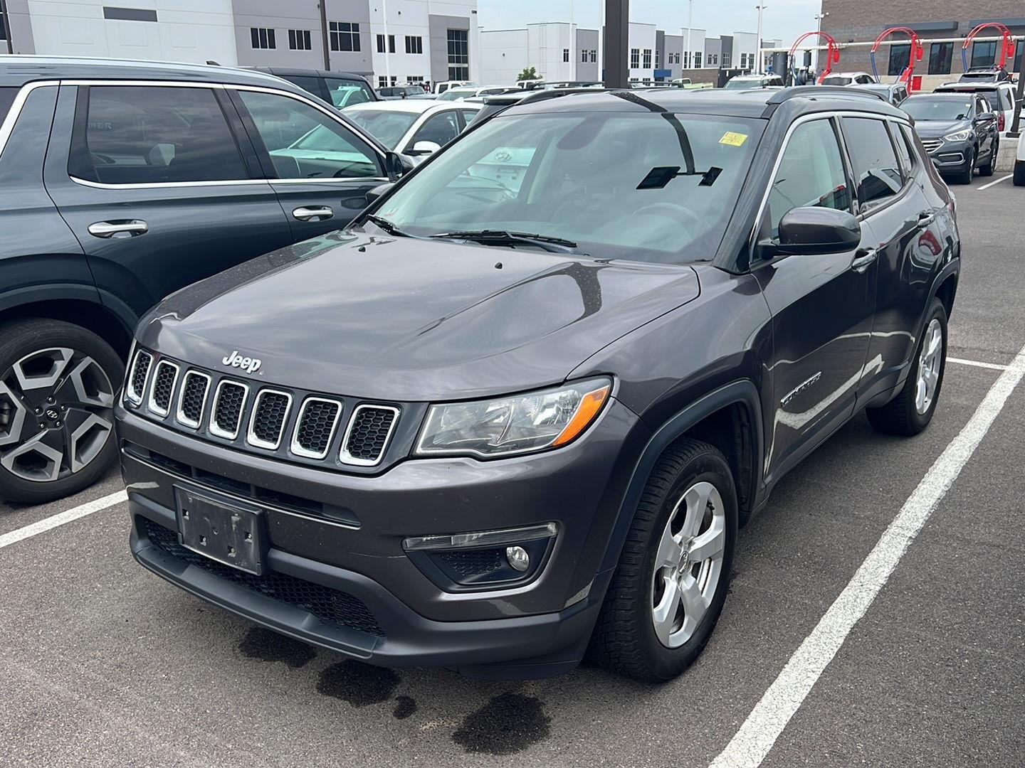 Used 2018 Granite Crystal Metallic Clearcoat Jeep Latitude image 1