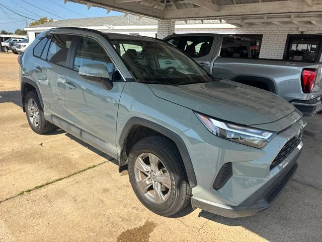 Used 2022  Toyota XLE image 2
